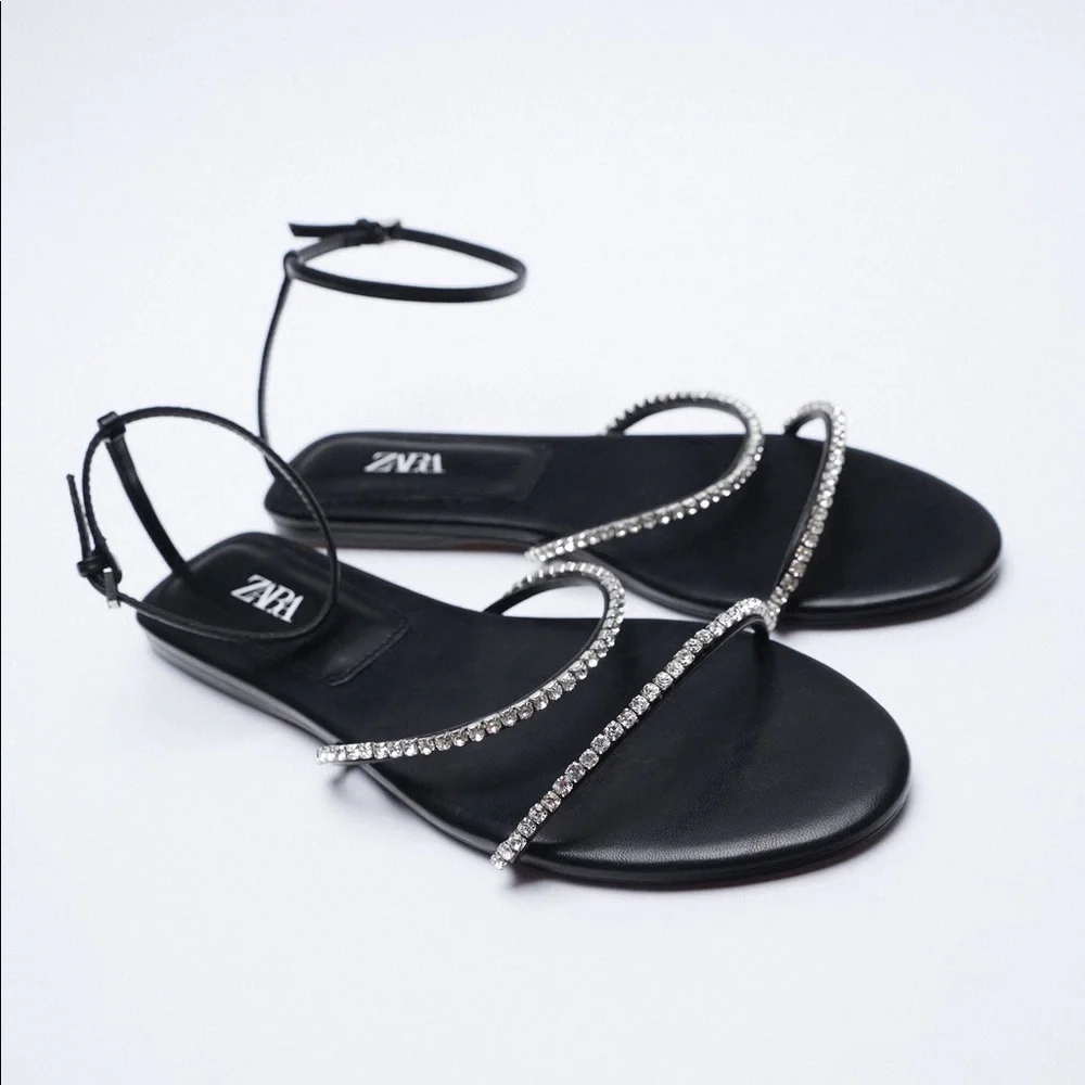NWT. Zara Black Low Heeled Sandals. Size 8. - Picture 2 of 8